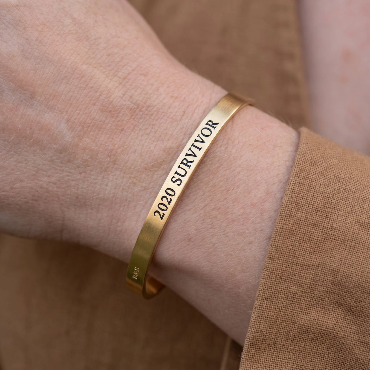 Engraved bracelet — close-up of the details, gold | SKU: 2020s-g