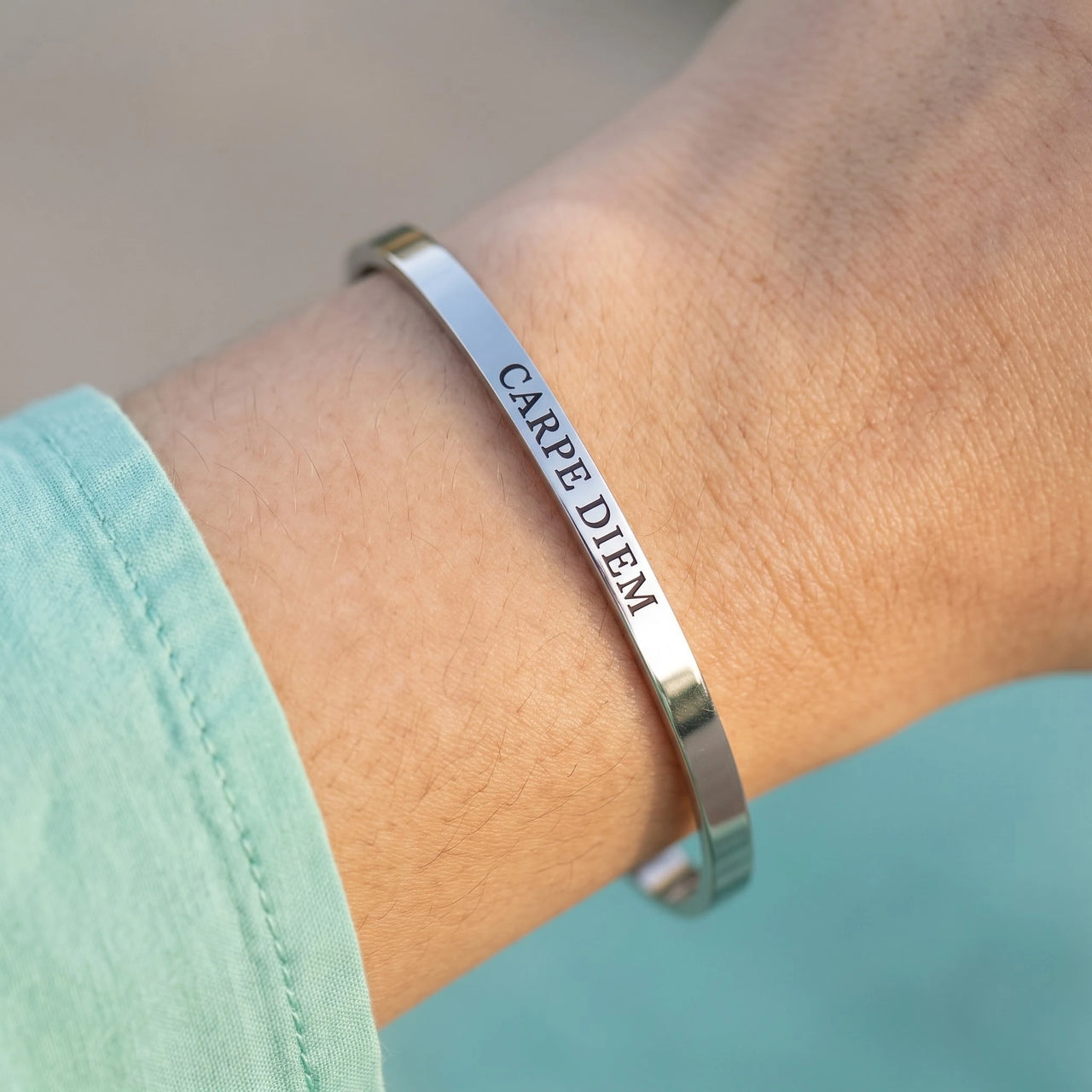 Carpe diem bracelet — close-up of the details, silver | SKU: cp-wg