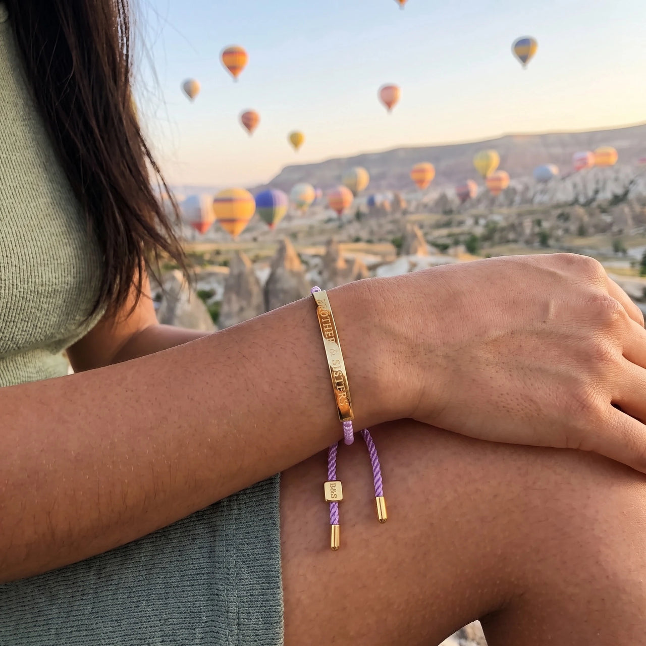 Adjustable bracelet — worn on a getaway, gold | SKU: lemauve-g