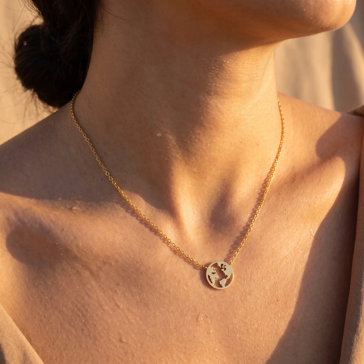 Waterproof necklace — close-up of the details, gold | SKU: 22173453-gold