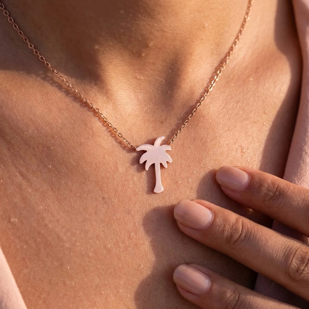 Palm tree pendant — close-up of the details, rose gold | SKU: 8732822-rose-gold-color