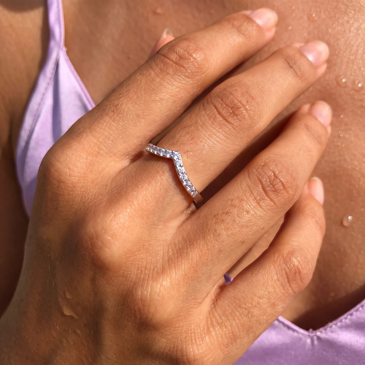 V ring — close-up of the details, silver | SKU: 10645547-4.5-silver