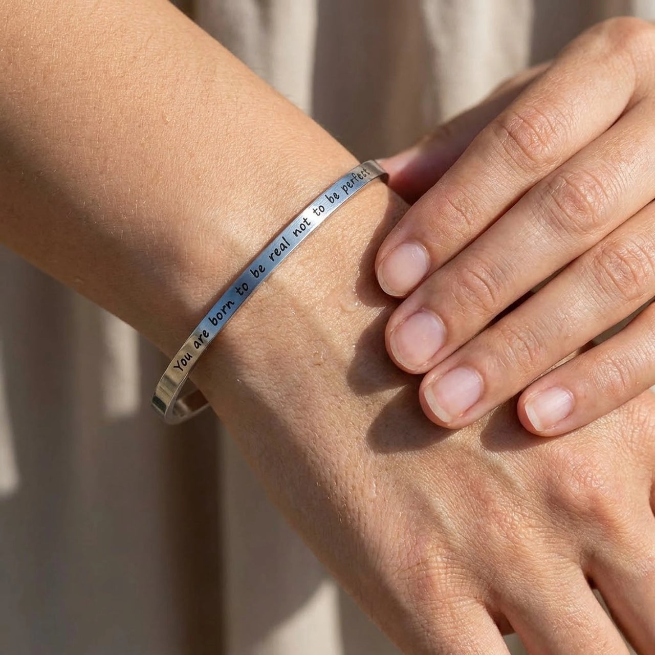 Inspirational bracelets for women — close-up of the details, silver | SKU: 9864184-silver